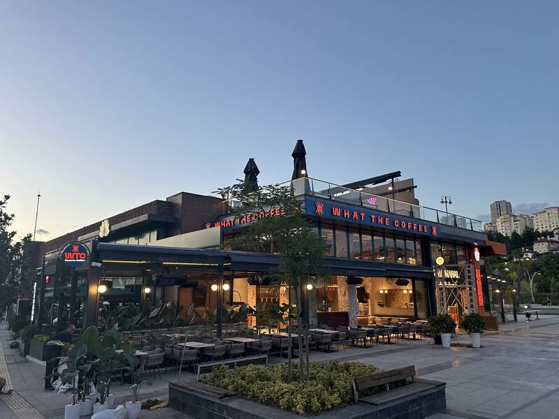 What The Coffee Bahçeşehir'in dış cephesi, terası ve açık hava oturma alanı