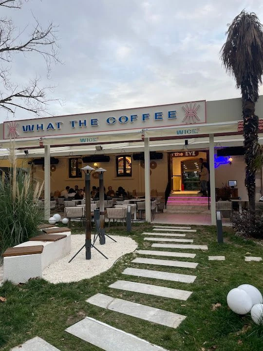 What The Coffee Yeşilköy'ün bahçesi, yürüyüş yolu ve mağaza girişi